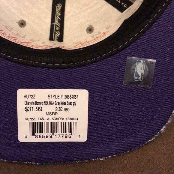 Mitchell & Ness Charlotte Hornets Snapback Hat - Picture 4 of 4